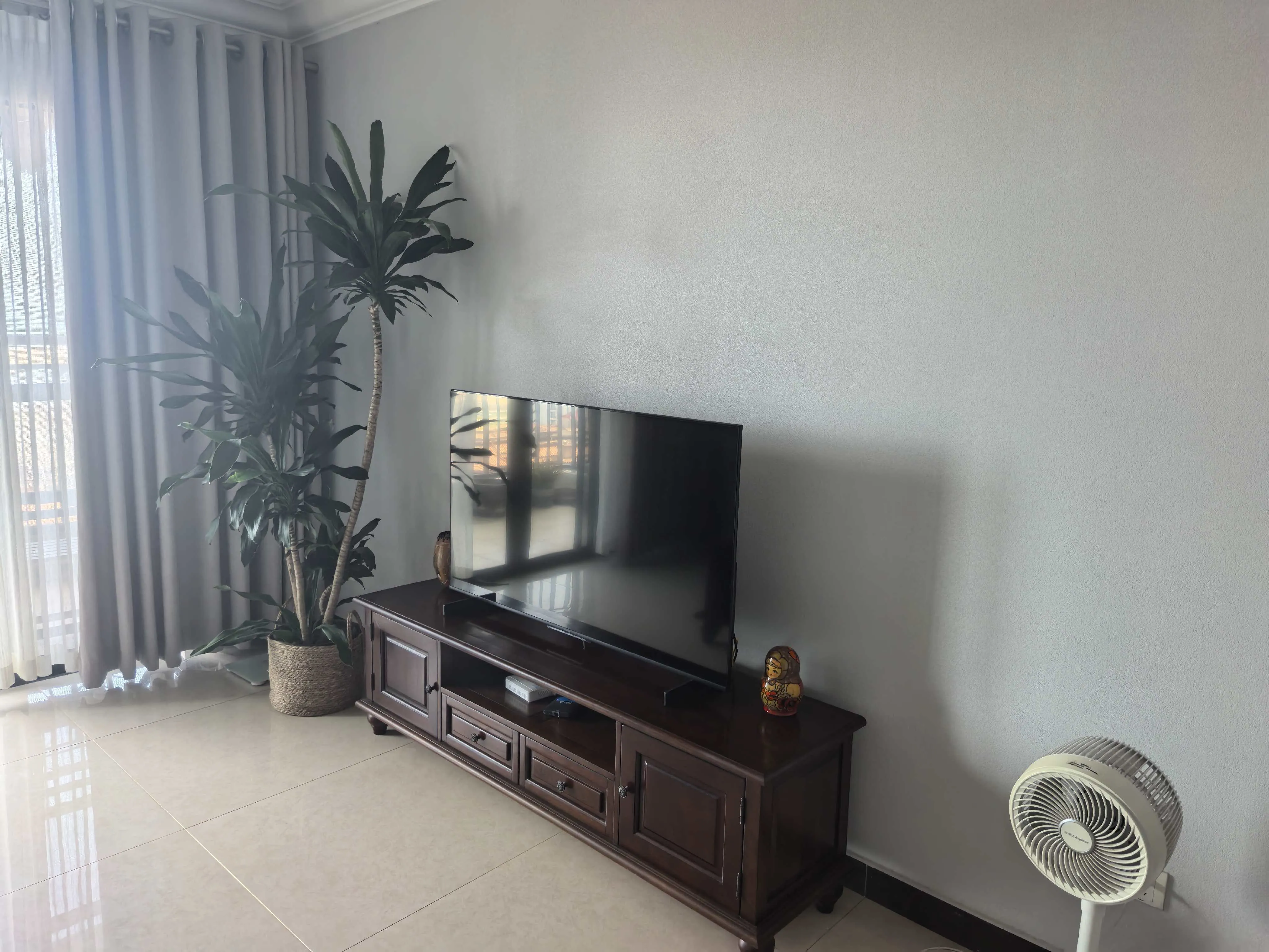 TV and entertainment area in Beihai homestay apartment