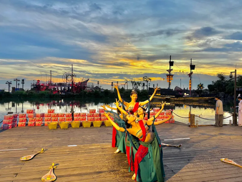 dances and shows that blend Chinese traditions with global culture