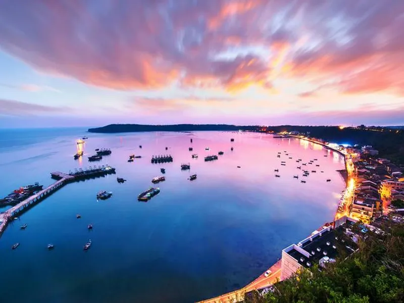 Students enjoying Beihai’s local seafood dishes, sweet soups, and Guangxi rice noodles during an RPL School food experience in Beihai, Guangxi.