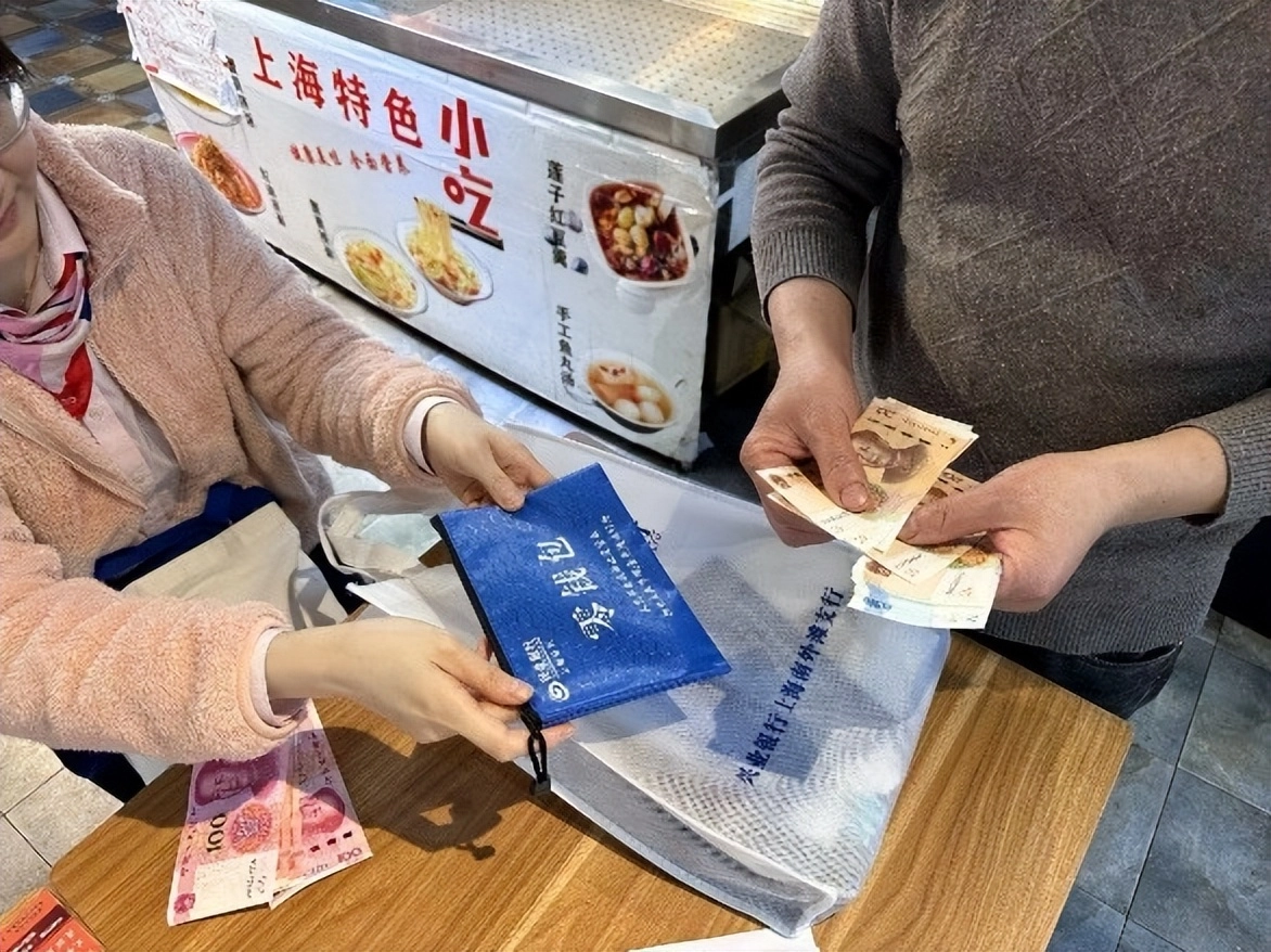 Cash payment in China - using Chinese yuan banknotes