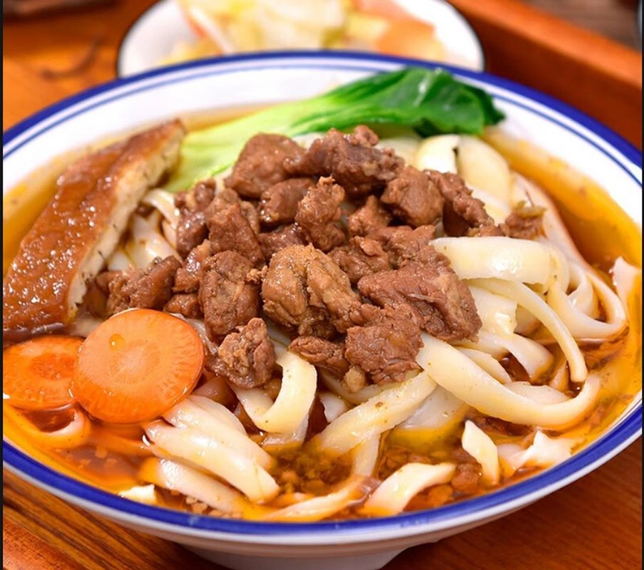 Daoxiaomian - sliced noodles with meat sauce