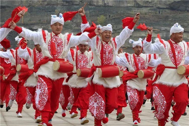 Ansai waist drum performance with dancers