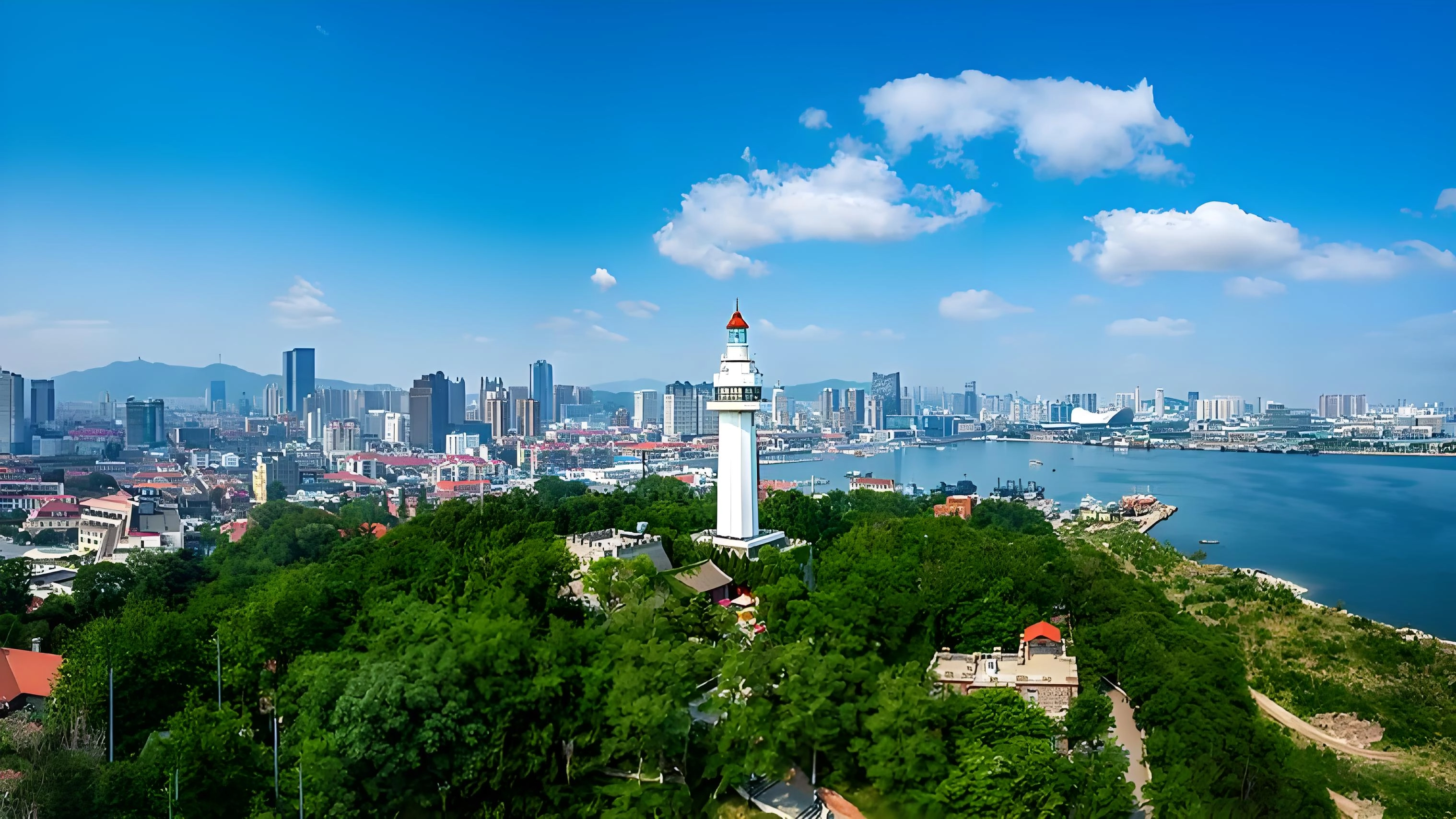 Yantai coastal scenery, showing sea breezes and vineyards blending history and modern life