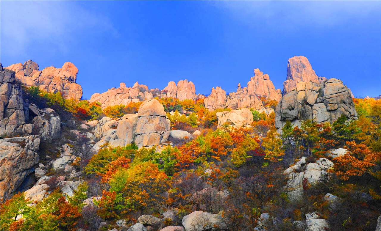 Qingdao coastline with Zhanqiao Pier, red-tiled roofs, and sea waves