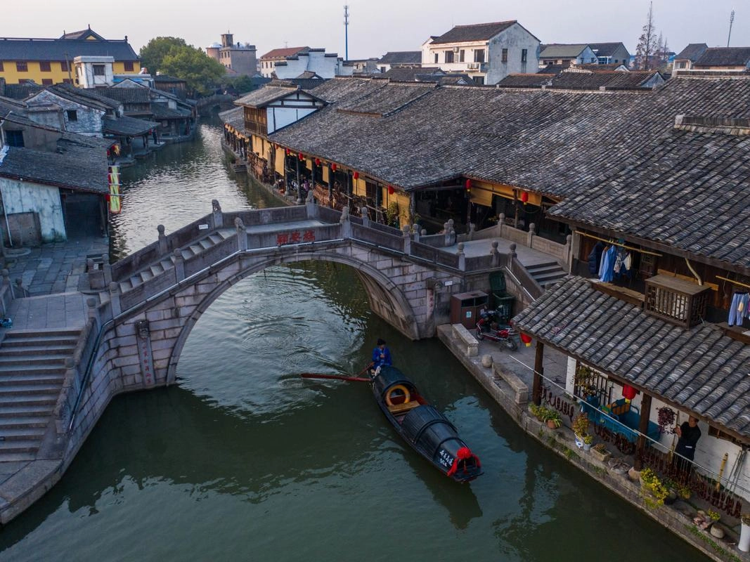 Shaoxing water town - black-canopied boats and yellow rice wine culture