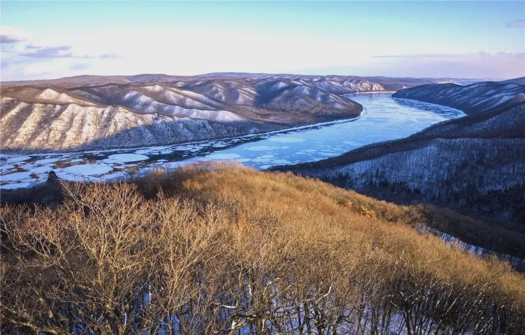 Spring thaw in Heilongjiang with ice breaking on rivers and azaleas blooming through snow