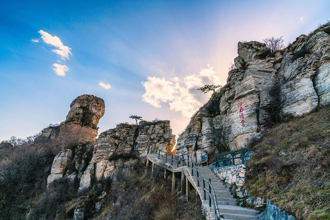 Baishi Mountain marble peaks with sea of clouds and glass walkway