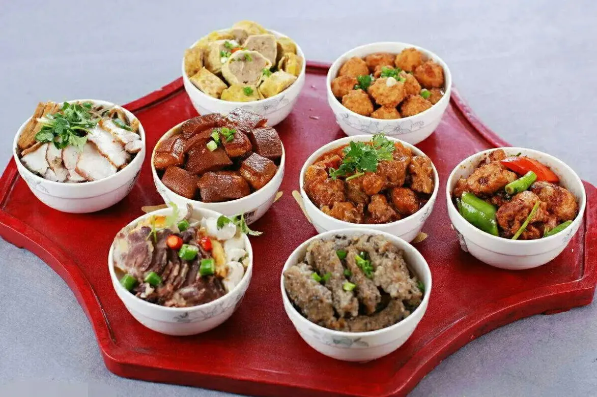 Zhengding Eight Great Bowls banquet with various meat and vegetable dishes