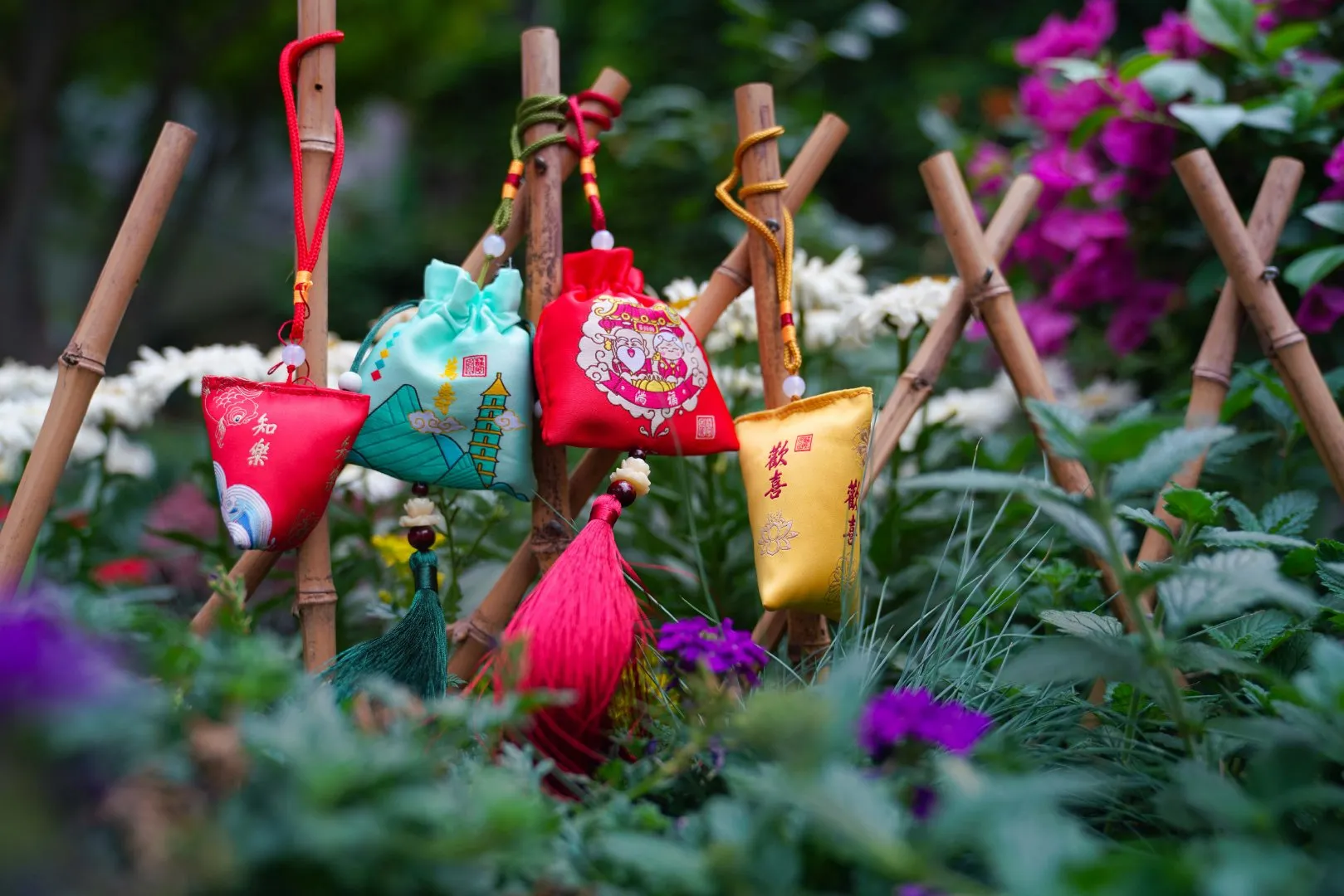 People climbing mountains during Chongyang Festival with autumn scenery and family gatherings