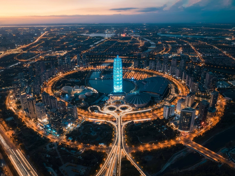 Panoramic view of Henan’s cultural and natural heritage, showcasing Longmen Grottoes, Shaolin Temple, Mount Song, Yellow River, Yuntai Mountain, and traditional Huimian noodles, reflecting the historical, artistic, and culinary splendor of the Central Plains.