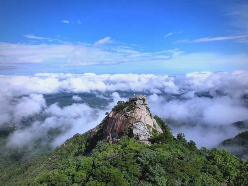 Jigong Mountain villas and forest trails with misty clouds