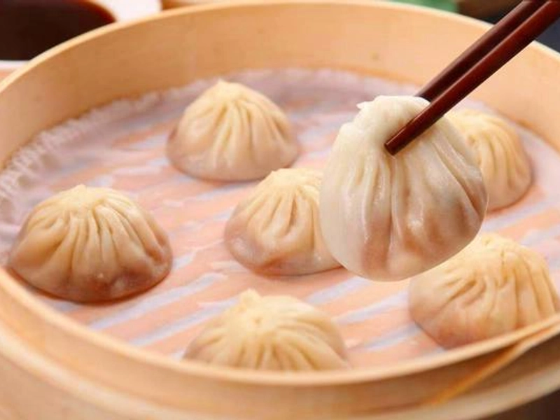 Steamed Kaifeng soup dumplings in bamboo basket