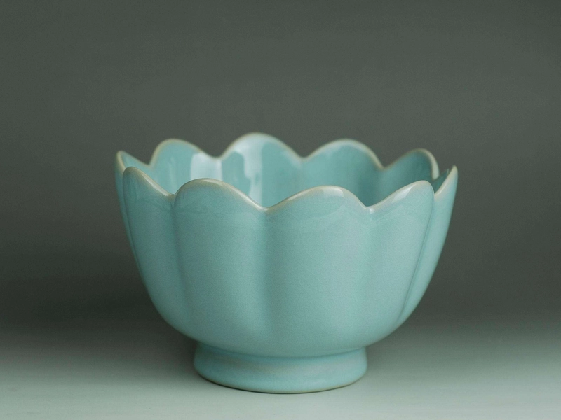 Ru porcelain vase with sky-blue glaze and crackle patterns