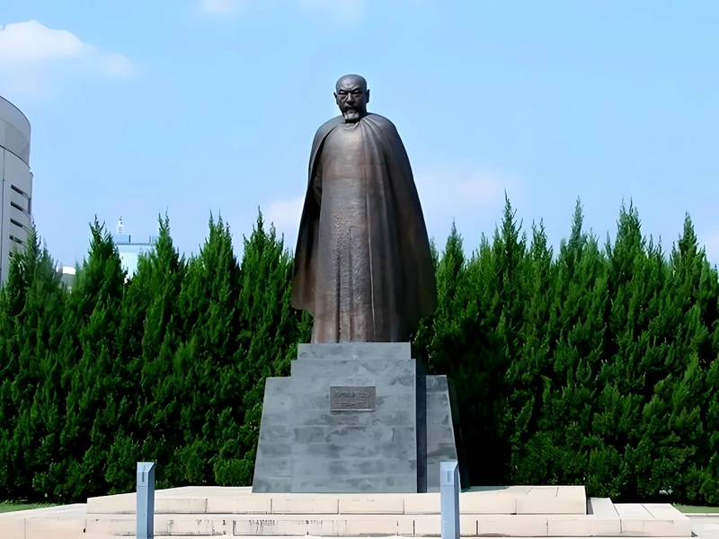 Statue of Lin Zexu in Fuzhou’s Three Lanes and Seven Alleys, representing his integrity and global vision