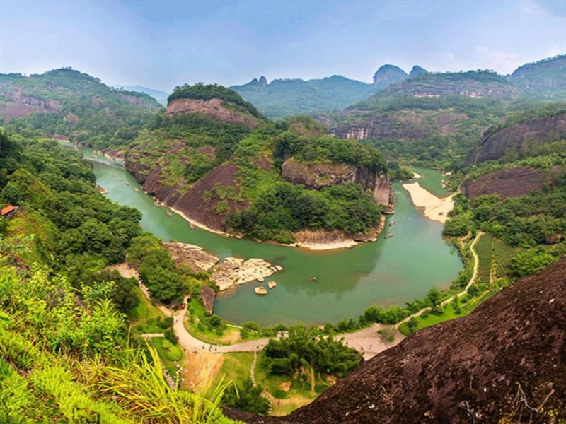 Min River flowing through Fujian's landscape with traditional architecture along its banks
