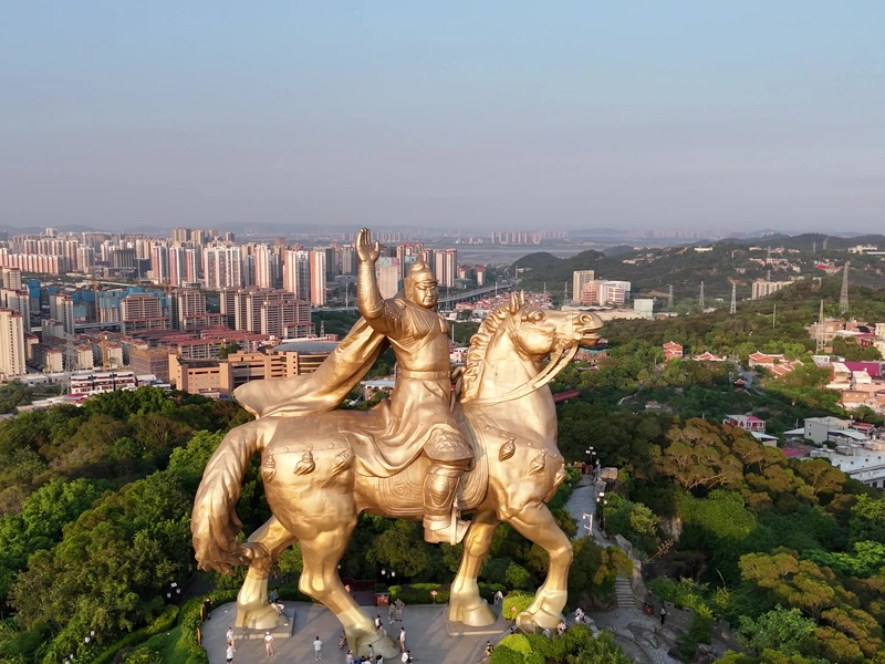 Statue of Zheng Chenggong on Gulangyu Island in Xiamen, symbolizing courage, patriotism, and Fujian’s maritime heritage
