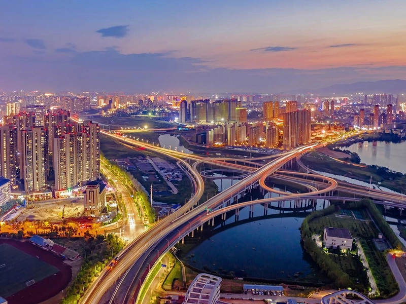 Scenic and cultural highlights of Jiangxi, China, featuring Lushan Mountain mist, Poyang Lake reflections, Jingdezhen porcelain, Gan Opera performances, Wuyuan rapeseed fields, revolutionary sites in Jinggangshan, Sanqing Mountain peaks, Hakka villages, traditional crafts, and local cuisine including teas and regional delicacies.