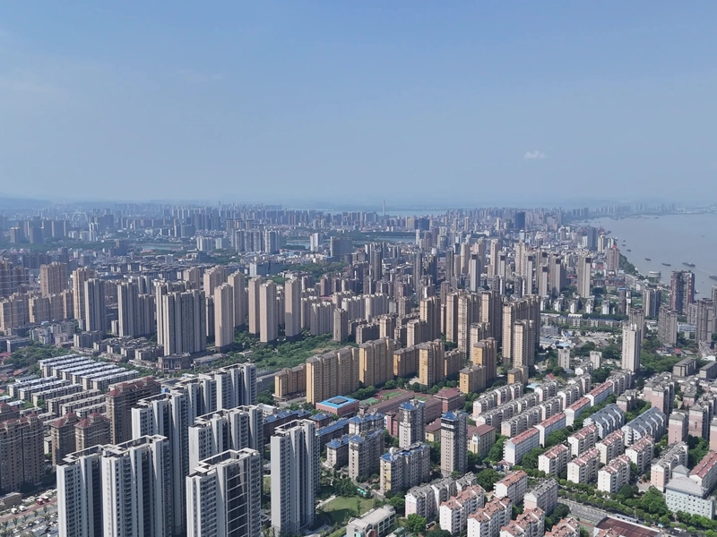 Jiujiang port at Yangtze River and Poyang Lake confluence with Mount Lu in background
