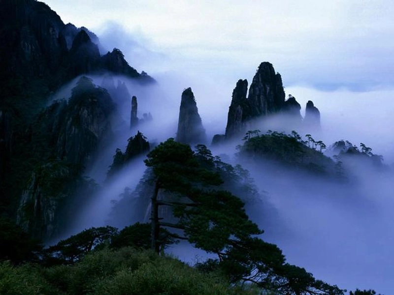 Mount Lu landscape with Three-Tiered Waterfall and misty peaks