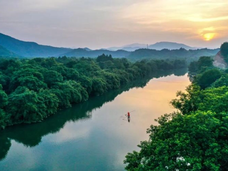 Mount Lu summer scenery with mist and cool breezes