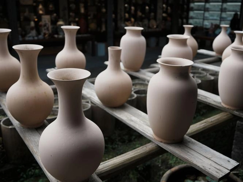 Jingdezhen porcelain artisans at work with blue-and-white and famille-rose porcelain