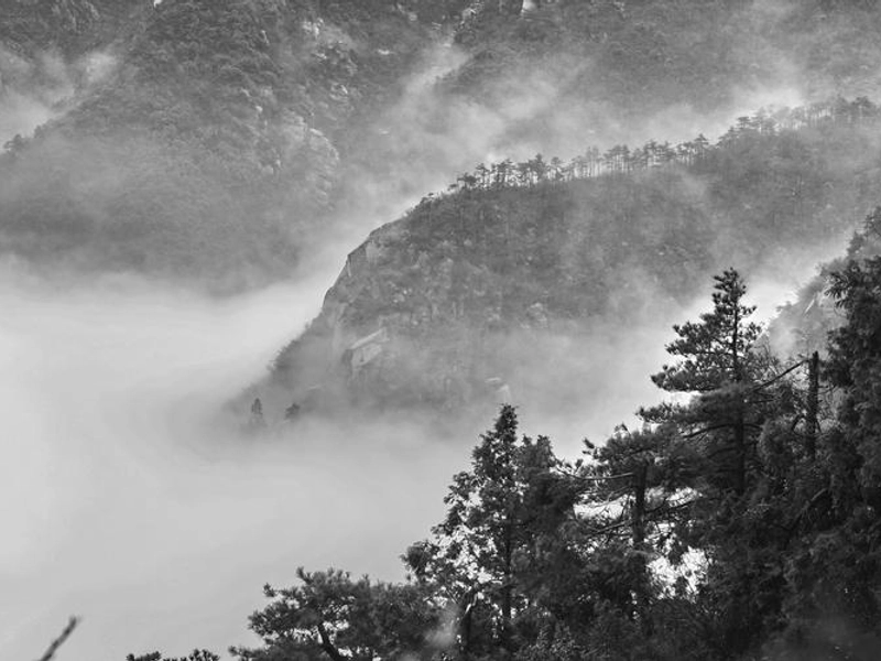 Lushan folk singers performing amidst mountain landscapes