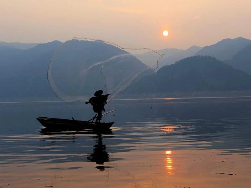Poyang Lake fishermen singing while working on traditional boats