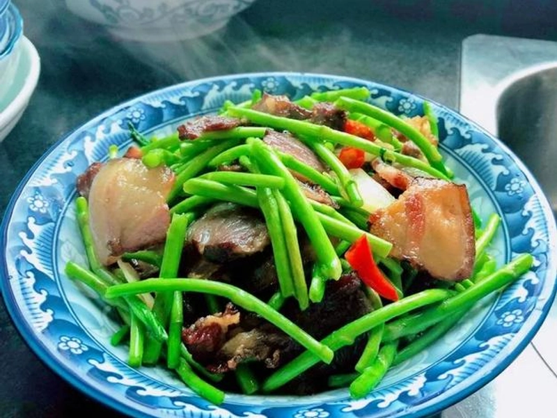 Stir-fried Artemisia with Cured Meat dish from Poyang Lake region
