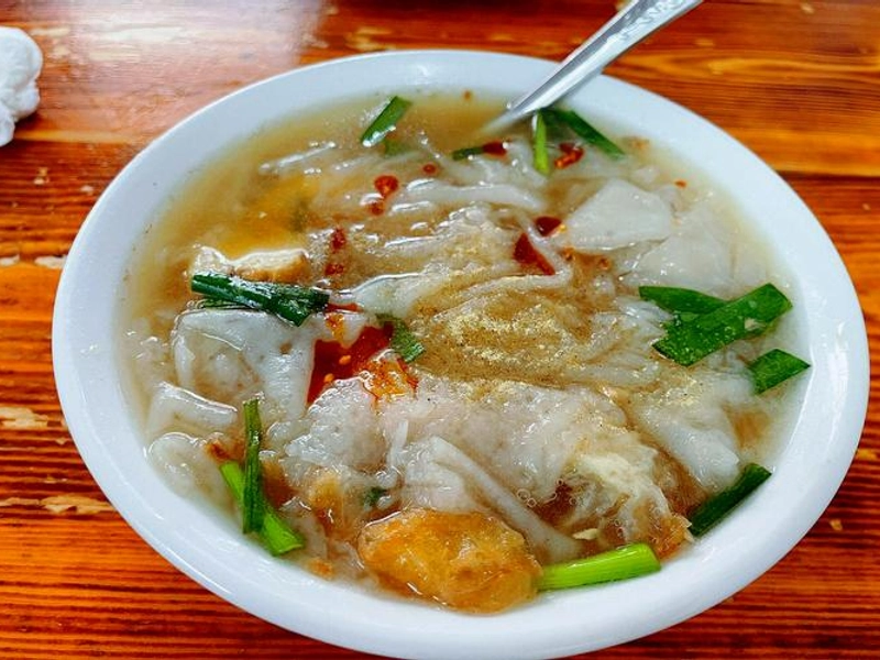 Guobian Hu soup with rice sheets and tofu