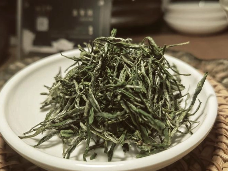 Lushan Yunwu Tea leaves and brewed tea in traditional cup