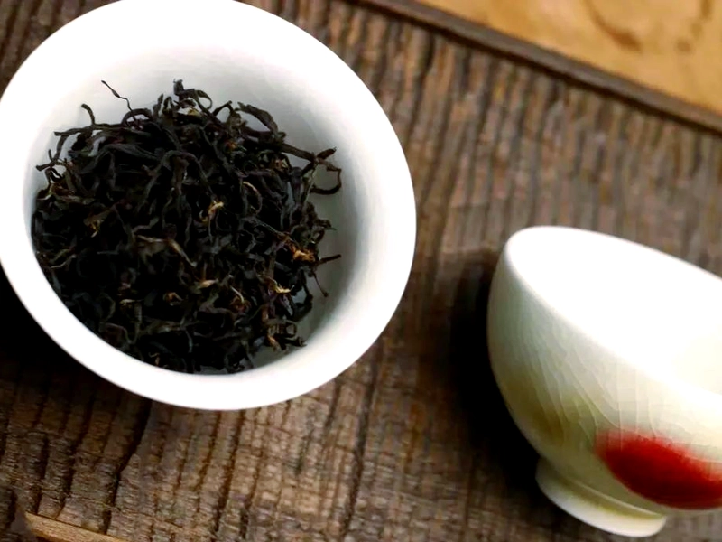 Fuliang Black Tea with dark glossy leaves and reddish brew