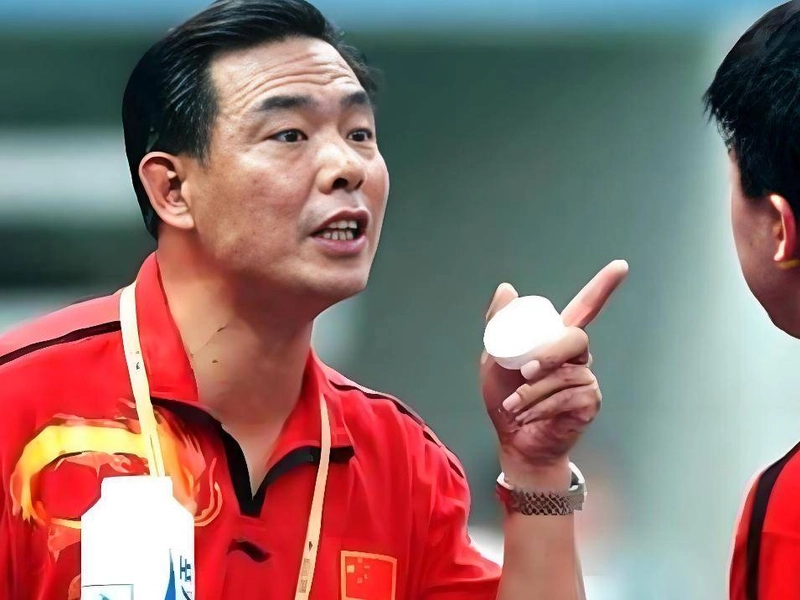 Cai Zhenhua coaching Chinese national table tennis team