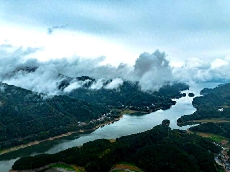 Panoramic view of Anhui rivers and mountains: Yangtze and Huai rivers merging amid lush green hills under a clear sky
