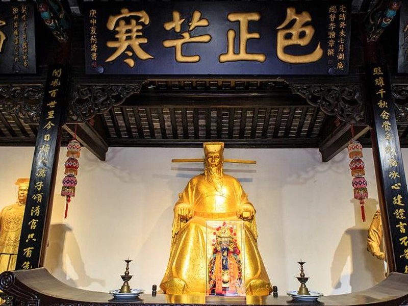 Bao Gong Temple in Hefei, showing statue of Bao Zheng symbolizing justice and integrity
