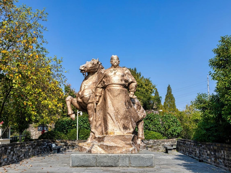 Statue of Zhu Yuanzhang in Fengyang, depicting his rise from poverty to Ming dynasty emperor