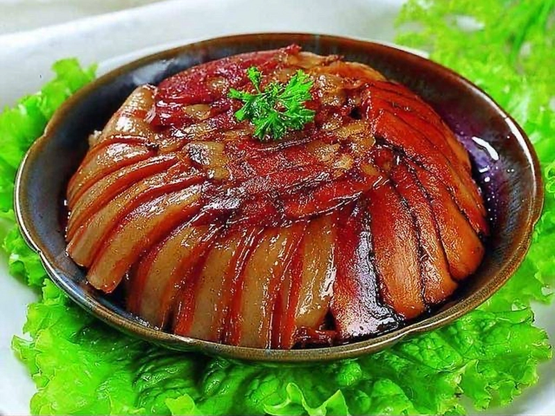 Huizhou cuisine featuring traditional dishes with rich colors and aromatic presentation