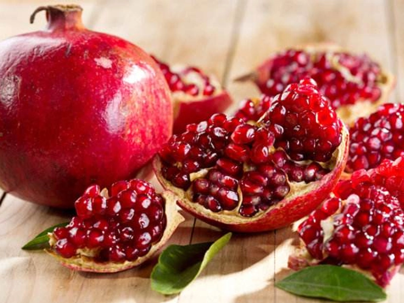 Bright red Huaiyuan pomegranates with large seeds and sweet juicy flavor