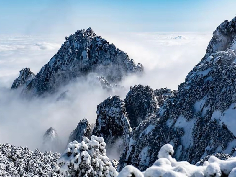 Jiuhua Mountain temples covered with snow, frozen Chaohu Lake with migratory birds, winter serene landscape
