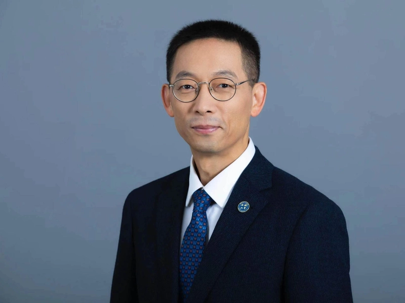 Shi Yigong in molecular biology laboratory, Hubei