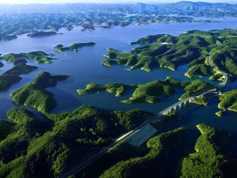 Honghu Lake reflecting sunlight in Hubei