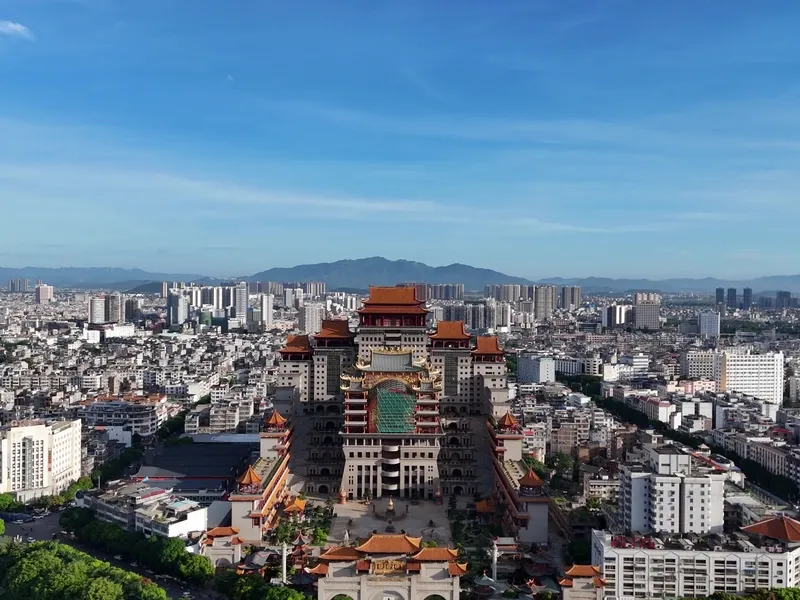 Yulin urban area with hills, rivers, and Lingnan-style residences, emphasizing trade, culture, and ethnic diversity