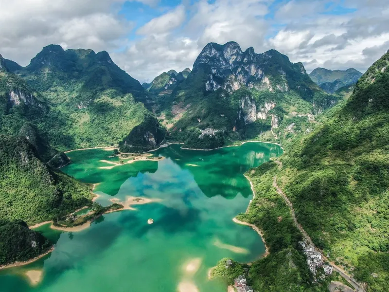 Rime on Daming Mountain with silver peaks, Bama hot springs adding warmth in winter