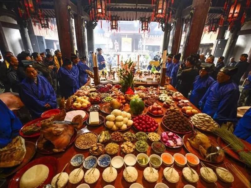 Map of China showing distinct regional Start of Winter customs, highlighting Northern Jiaozi (dumplings) and Southern nourishing dishes like Lamb Stew or Ginger Duck.