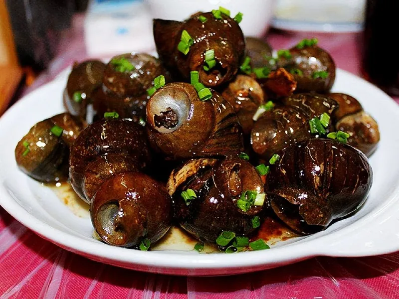 Stuffed river snails with minced pork and herbs