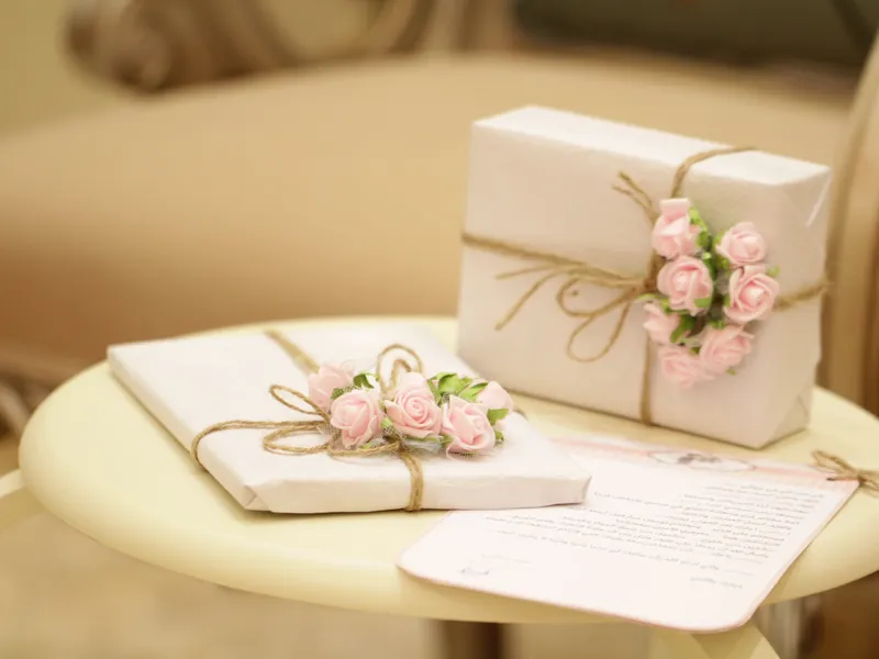 Chinese Gift Giving Etiquette: A visual guide illustrating the key components of the Chinese gift exchange, featuring a bright red envelope (Hongbao) alongside auspicious gifts like tea and jade, while symbolically avoiding taboo items like a clock, representing the mastery of Chinese cultural fluency and respect for 'Face' (Miànzi).