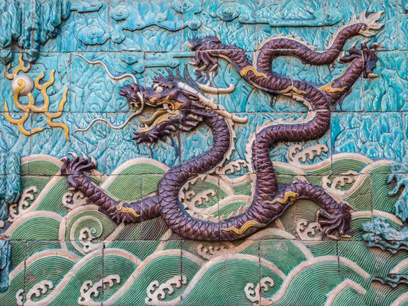 Comparison of Chinese dragon and Western dragon showing differences in appearance and symbolism