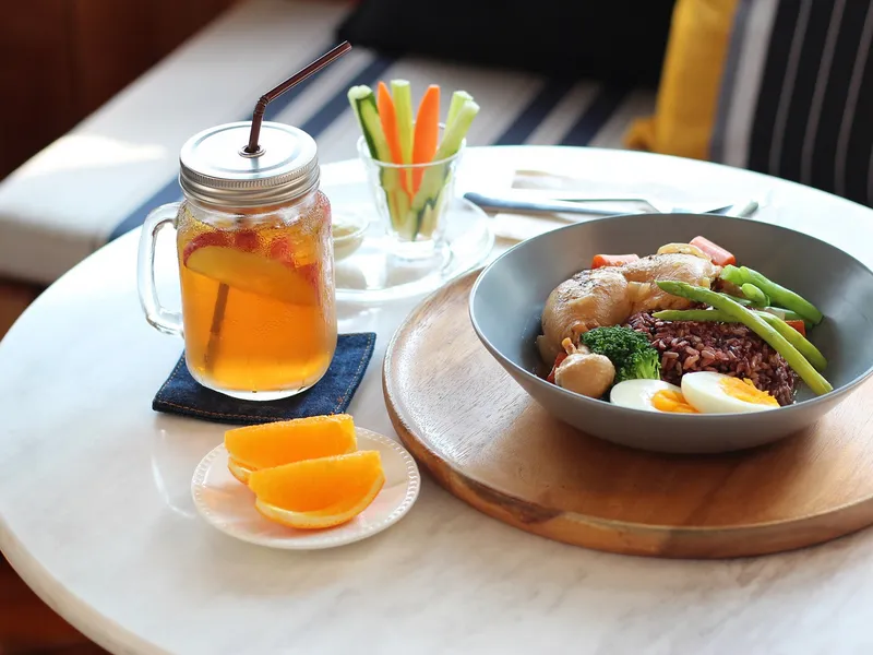 A vibrant collage of ten popular Chinese lunch dishes, including dim sum, Mapo tofu, Lanzhou beef noodles, and Hainanese chicken rice, showcasing the diversity and cultural richness of Chinese midday meals.