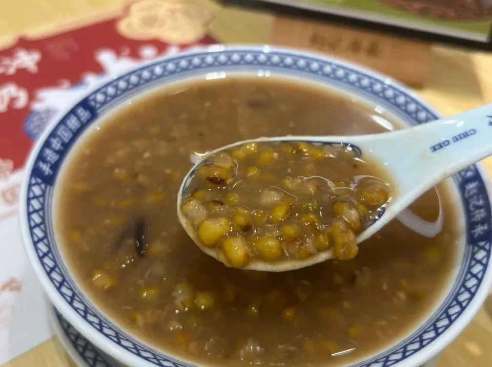 Chinese mung bean soup (绿豆汤) served as a traditional summer cooling remedy, showing its cultural history, wellness benefits, and regional variations.