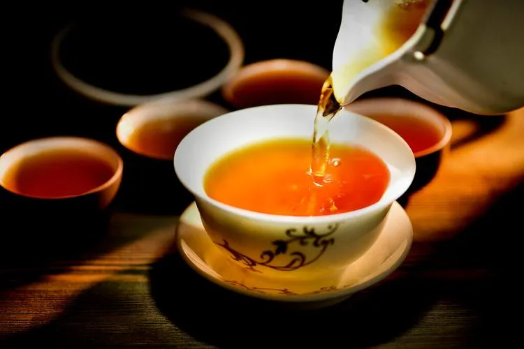 A visual representation of Chinese black tea, showcasing traditional teas like Zhengshan Xiaozhong, Keemun, and Dianhong, with tea leaves, brewing vessels, and amber-colored tea liquor.、