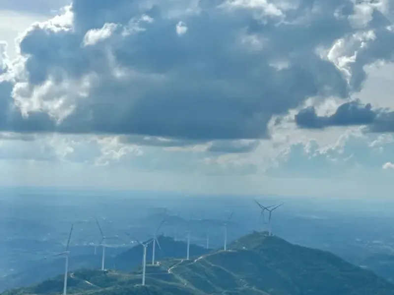 Hikers enjoying Wuhuangshan